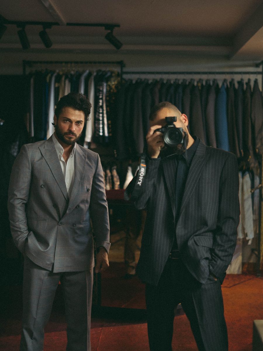 Dos hombres con trajes en una boutique de moda